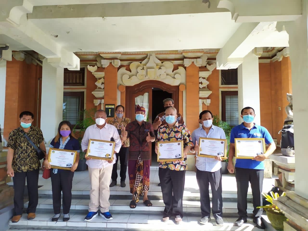 podiumnews.com-Dishub Bali Serahkan Sertifikat Prokes untuk Moda Transportasi Darat